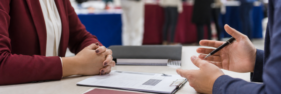 Simulación de entrevista de trabajo en una feria de empleo universitaria