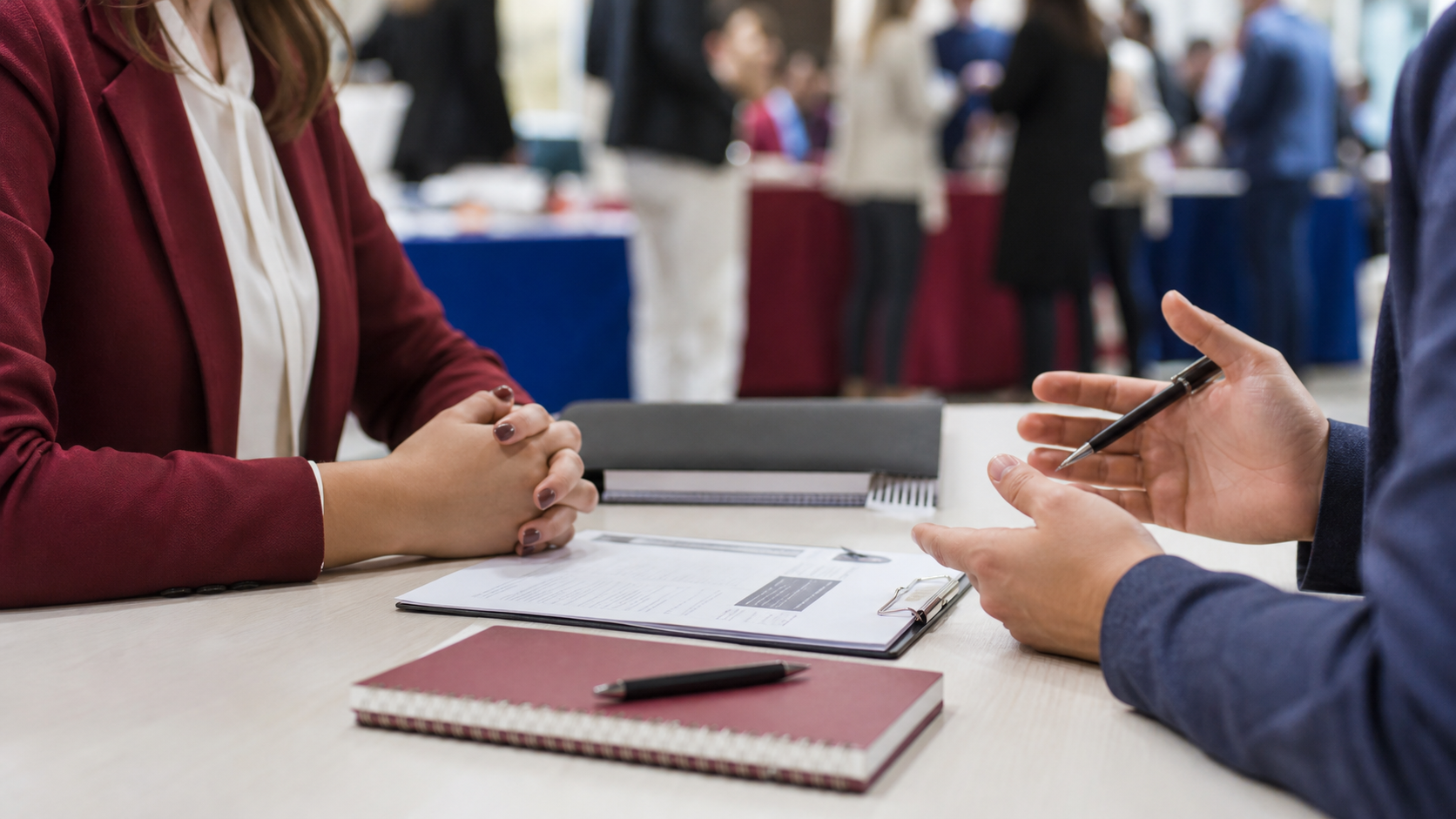 Simulación de entrevista de trabajo en una feria de empleo universitaria